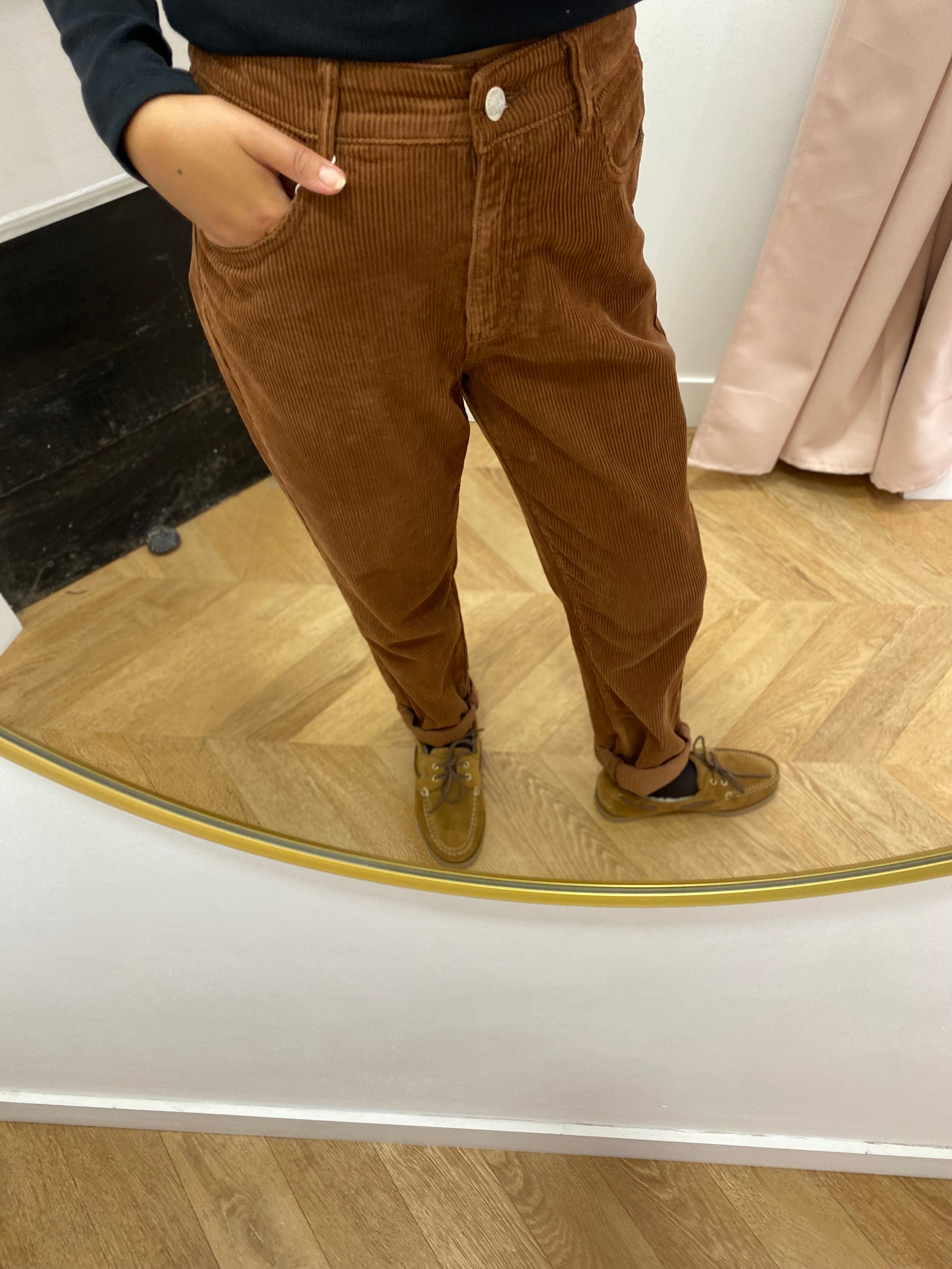 Pantalon Edith C'EST BEAU LA VIE Cappuccino – détail du velours côtelé
