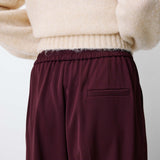 Pantalon NOBLESSE GRACE & MILA aubergine – détail taille élastiquée et fausse poche dos