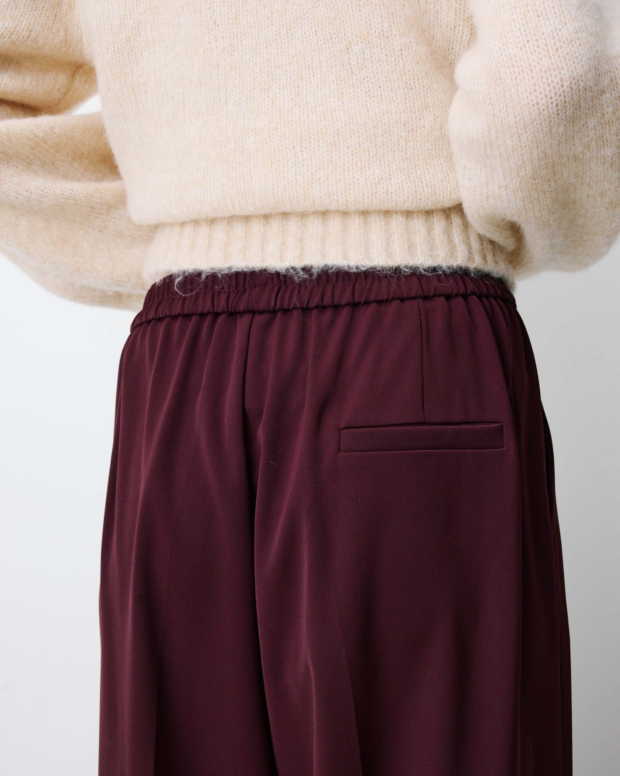 Pantalon NOBLESSE GRACE & MILA aubergine – détail taille élastiquée et fausse poche dos
