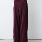 Pantalon large NOBLESSE GRACE & MILA aubergine – porté de dos