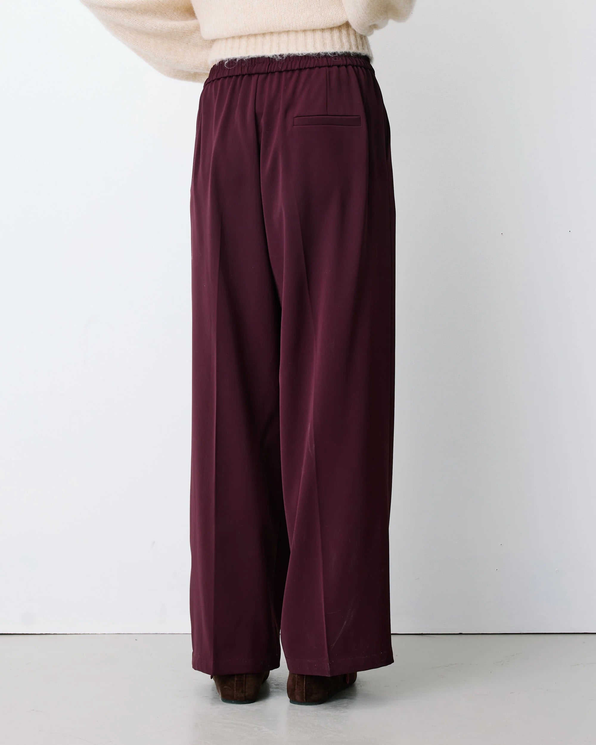 Pantalon large NOBLESSE GRACE & MILA aubergine – porté de dos