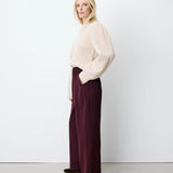 Pantalon NOBLESSE GRACE & MILA aubergine – porté de profil avec maille écrue