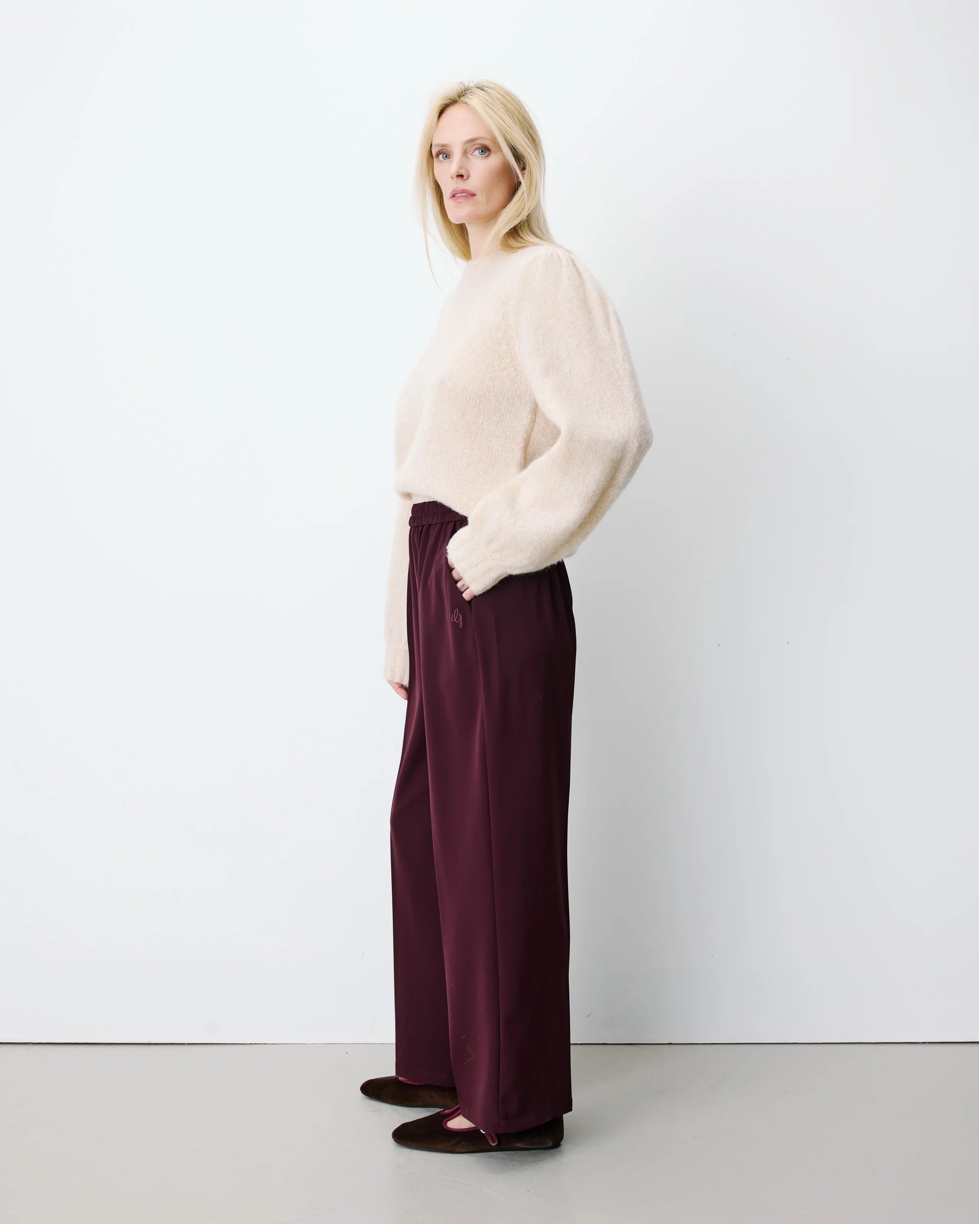 Pantalon NOBLESSE GRACE & MILA aubergine – porté de profil avec maille écrue