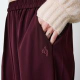Pantalon NOBLESSE GRACE & MILA aubergine – détail poche italienne et broderie G