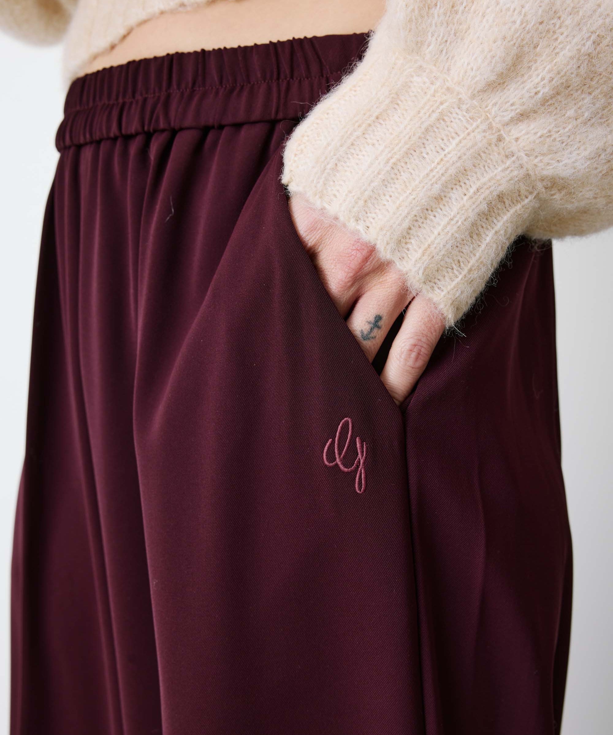 Pantalon NOBLESSE GRACE & MILA aubergine – détail poche italienne et broderie G