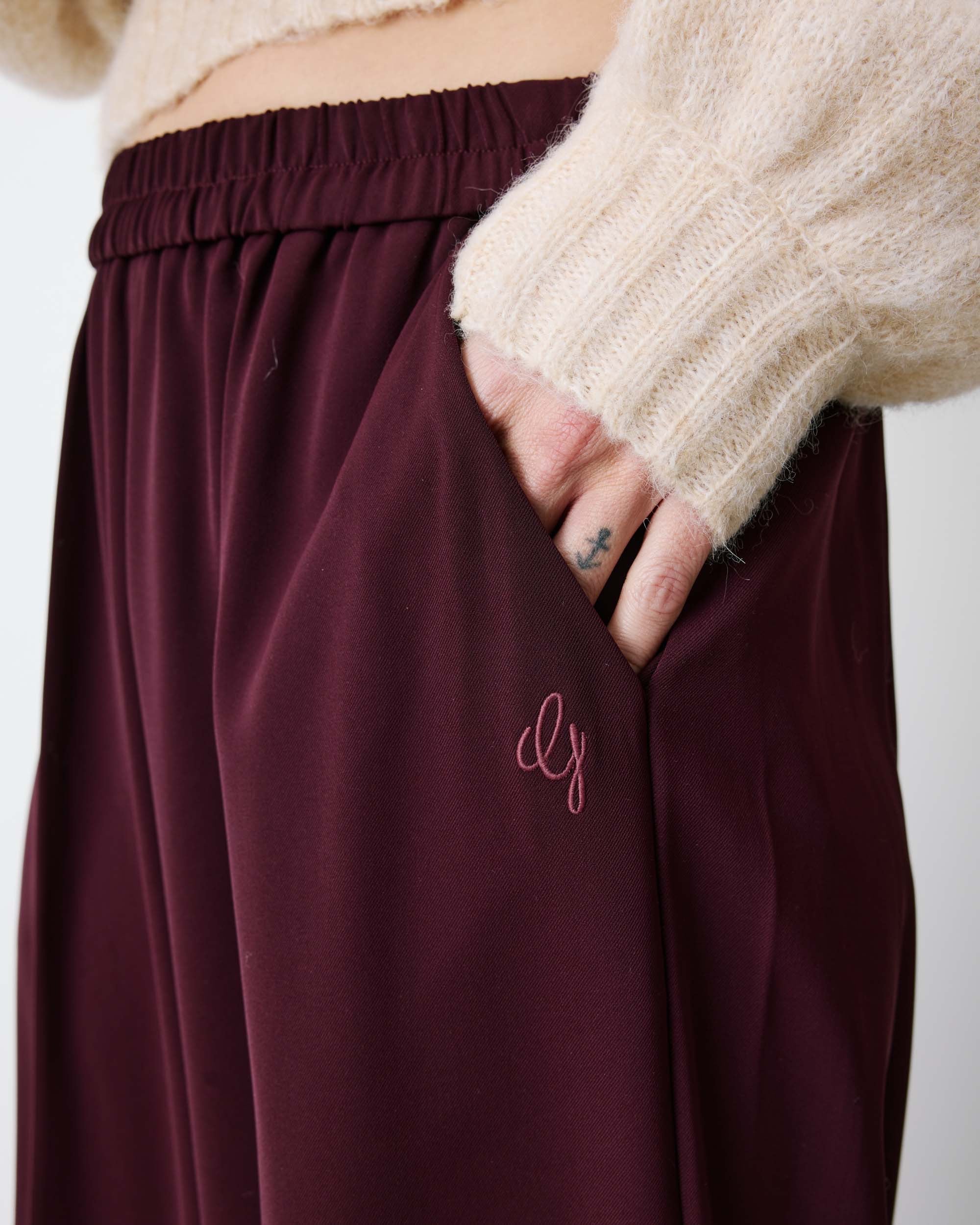 Pantalon NOBLESSE GRACE & MILA aubergine – détail poche italienne et broderie G