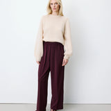 Pantalon large NOBLESSE GRACE & MILA aubergine – look porté de face
