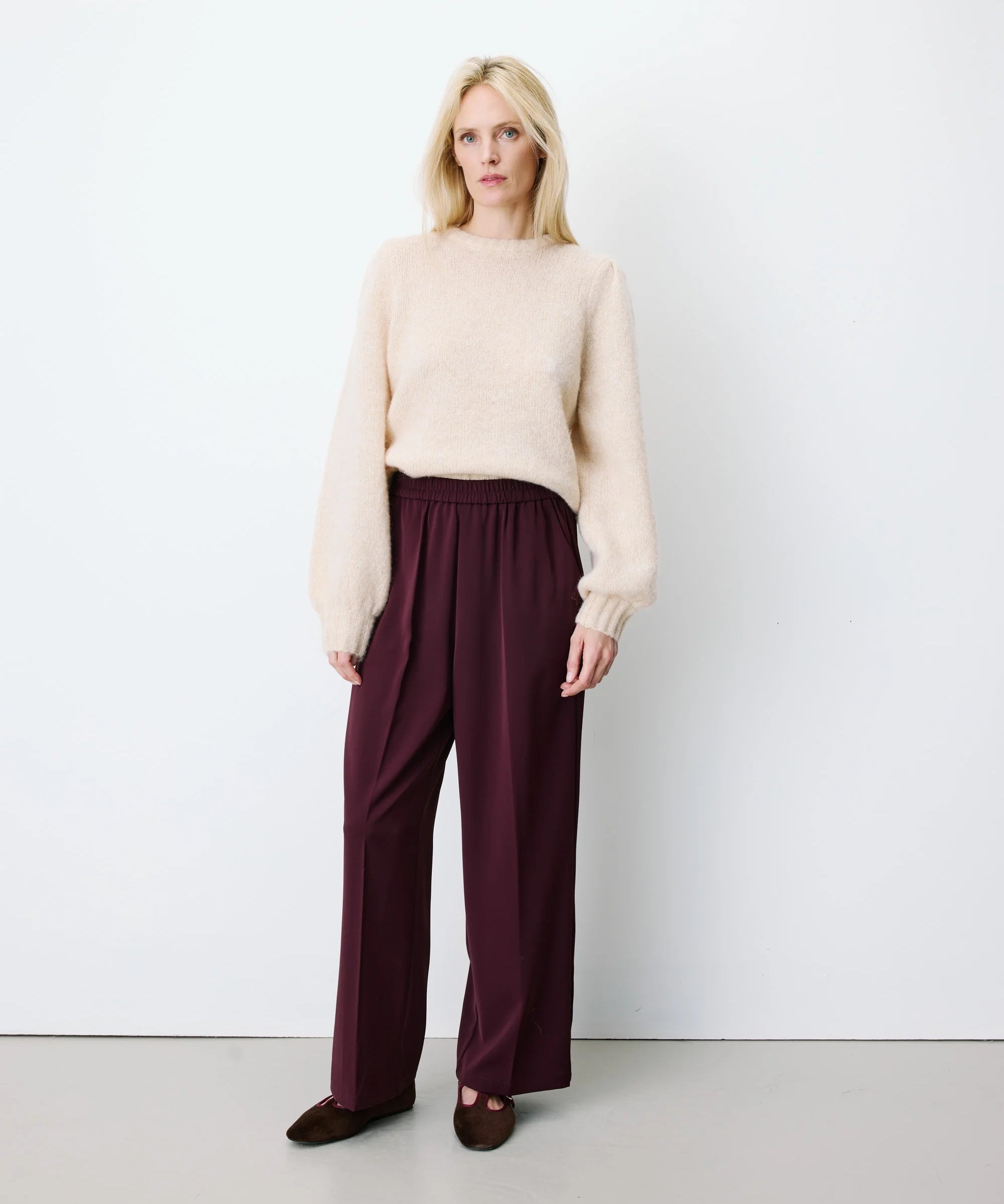 Pantalon large NOBLESSE GRACE & MILA aubergine – look porté de face