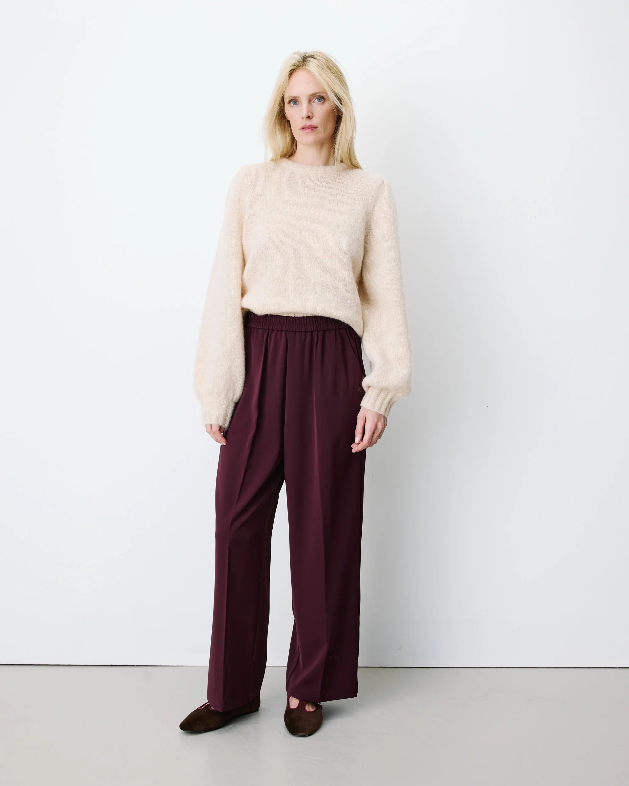 Pantalon large NOBLESSE GRACE & MILA aubergine – look porté de face