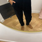 Pantalon Johanna C'EST BEAU LA VIE noir – porté de face avec poches plaquées