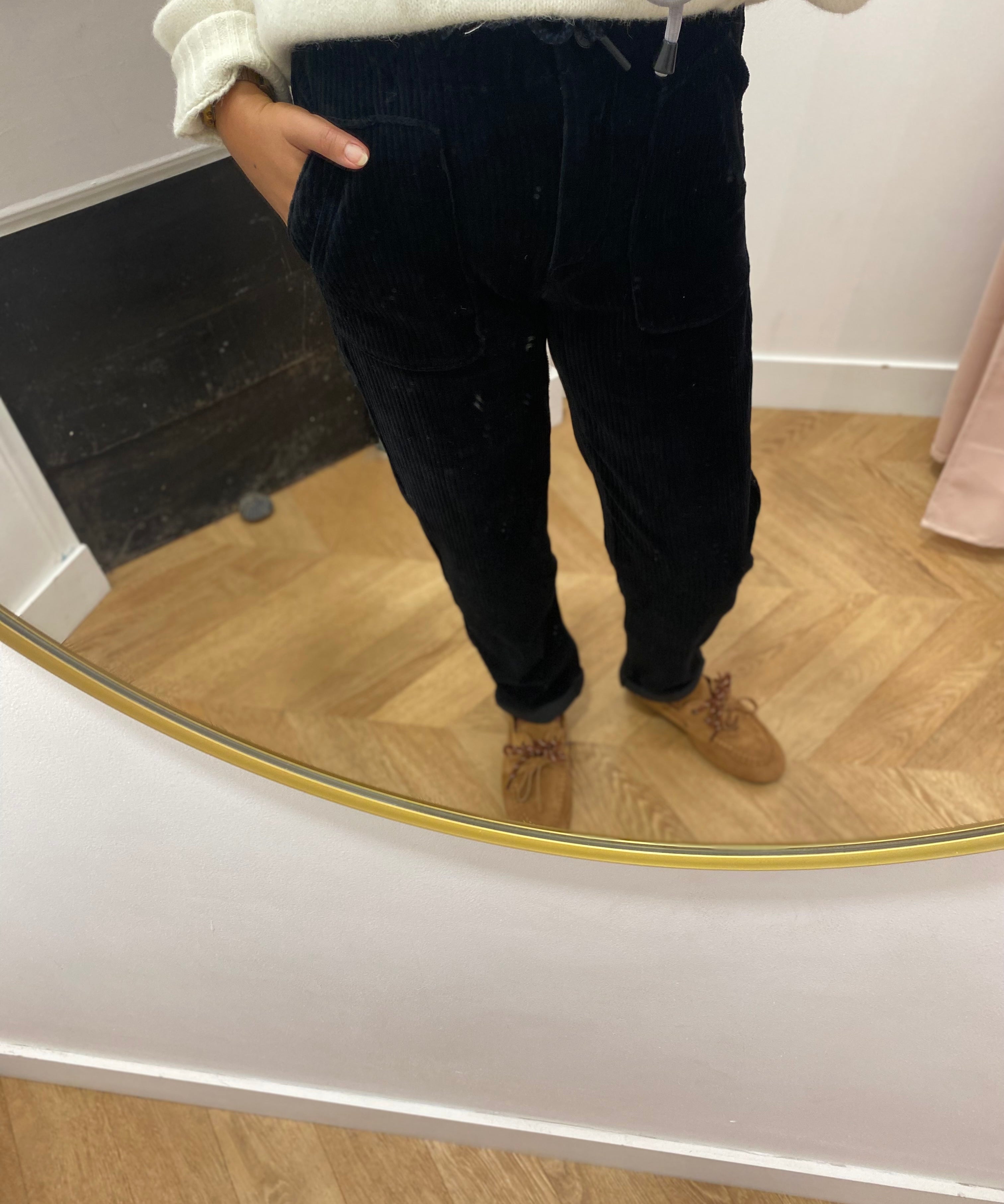 Pantalon Johanna C'EST BEAU LA VIE noir – porté de face avec poches plaquées