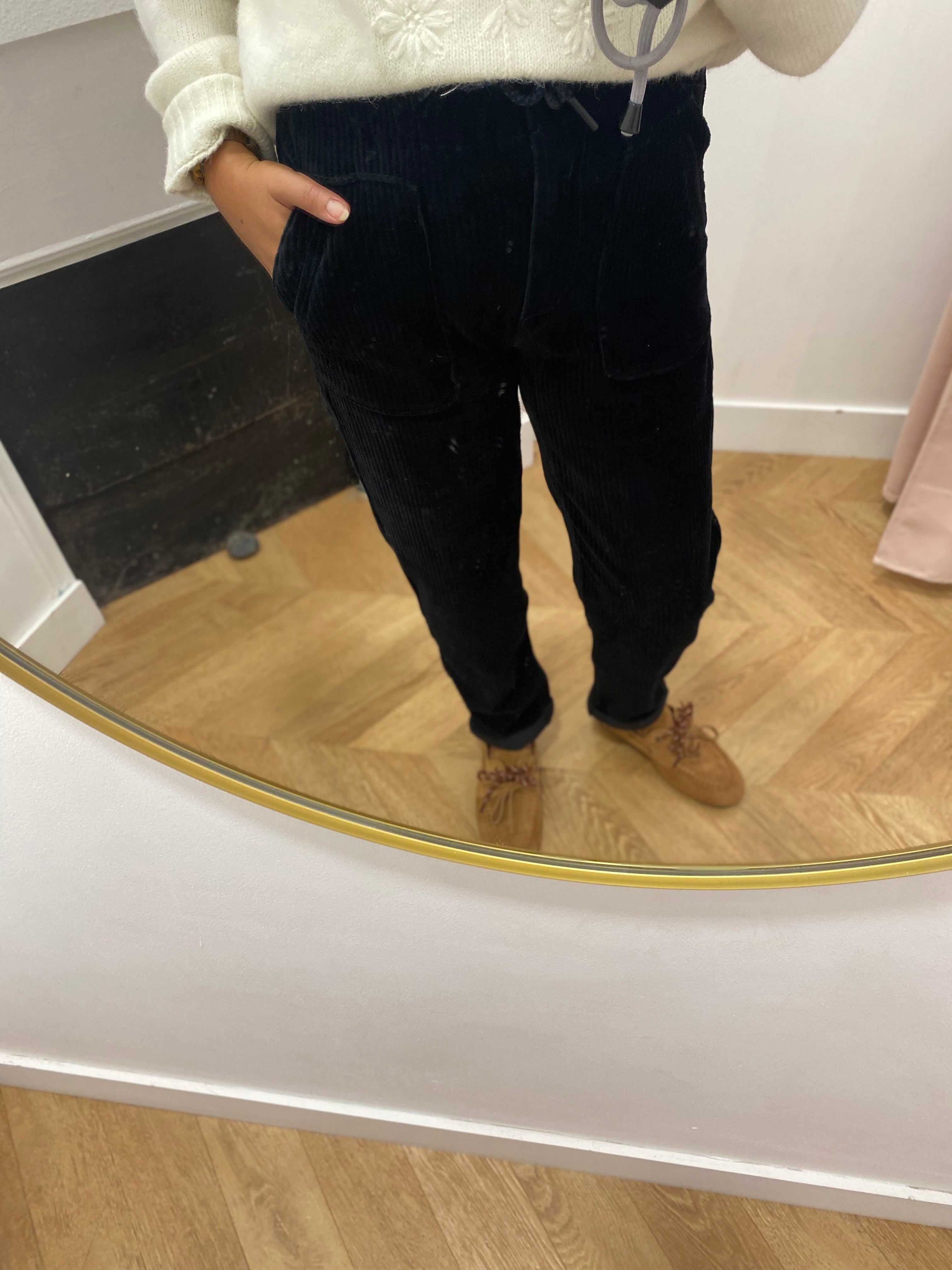 Pantalon Johanna C'EST BEAU LA VIE noir – porté de face avec poches plaquées