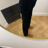 Pantalon Johanna C'EST BEAU LA VIE noir – vue de profil en velours côtelé