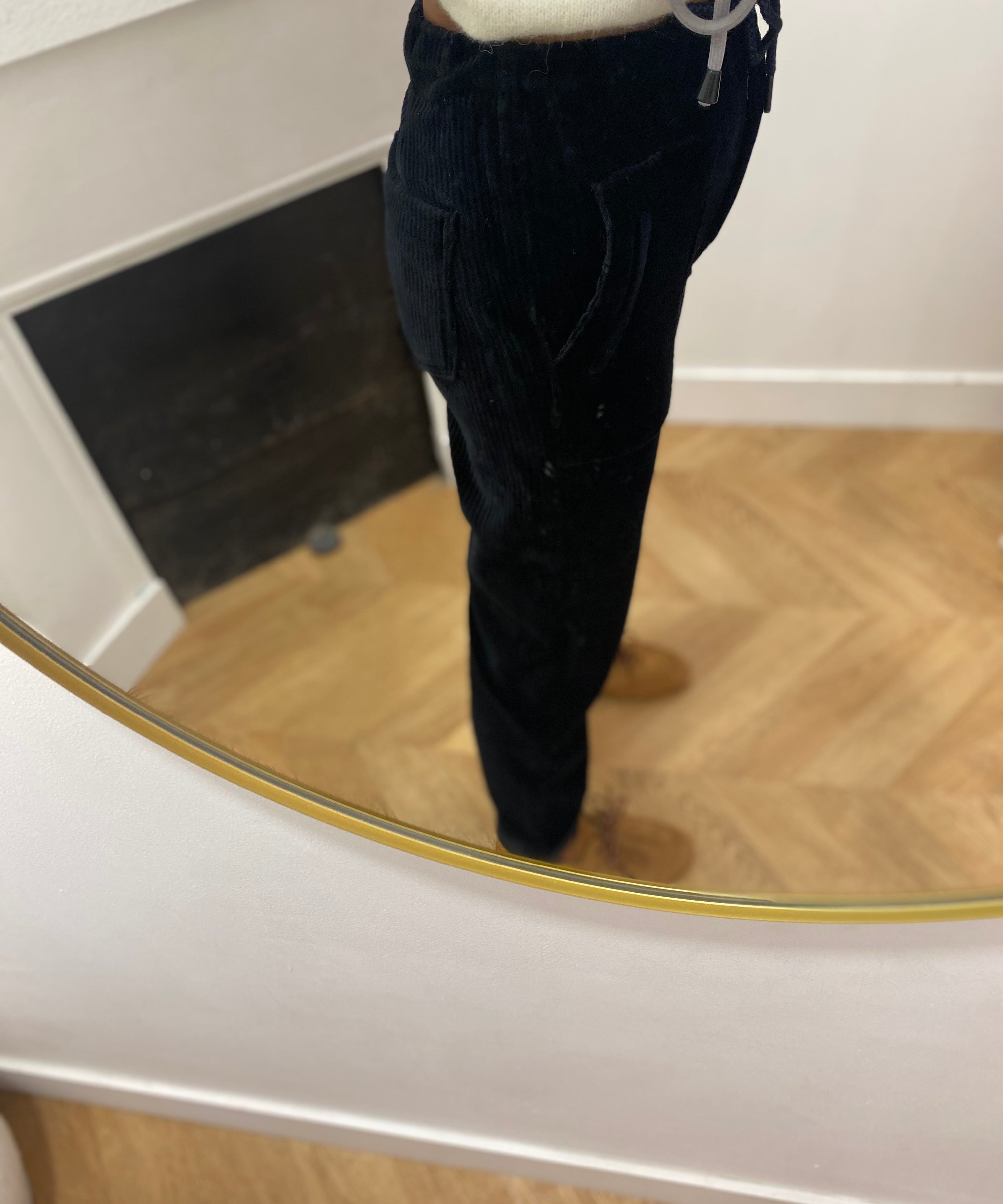 Pantalon Johanna C'EST BEAU LA VIE noir – vue de profil en velours côtelé