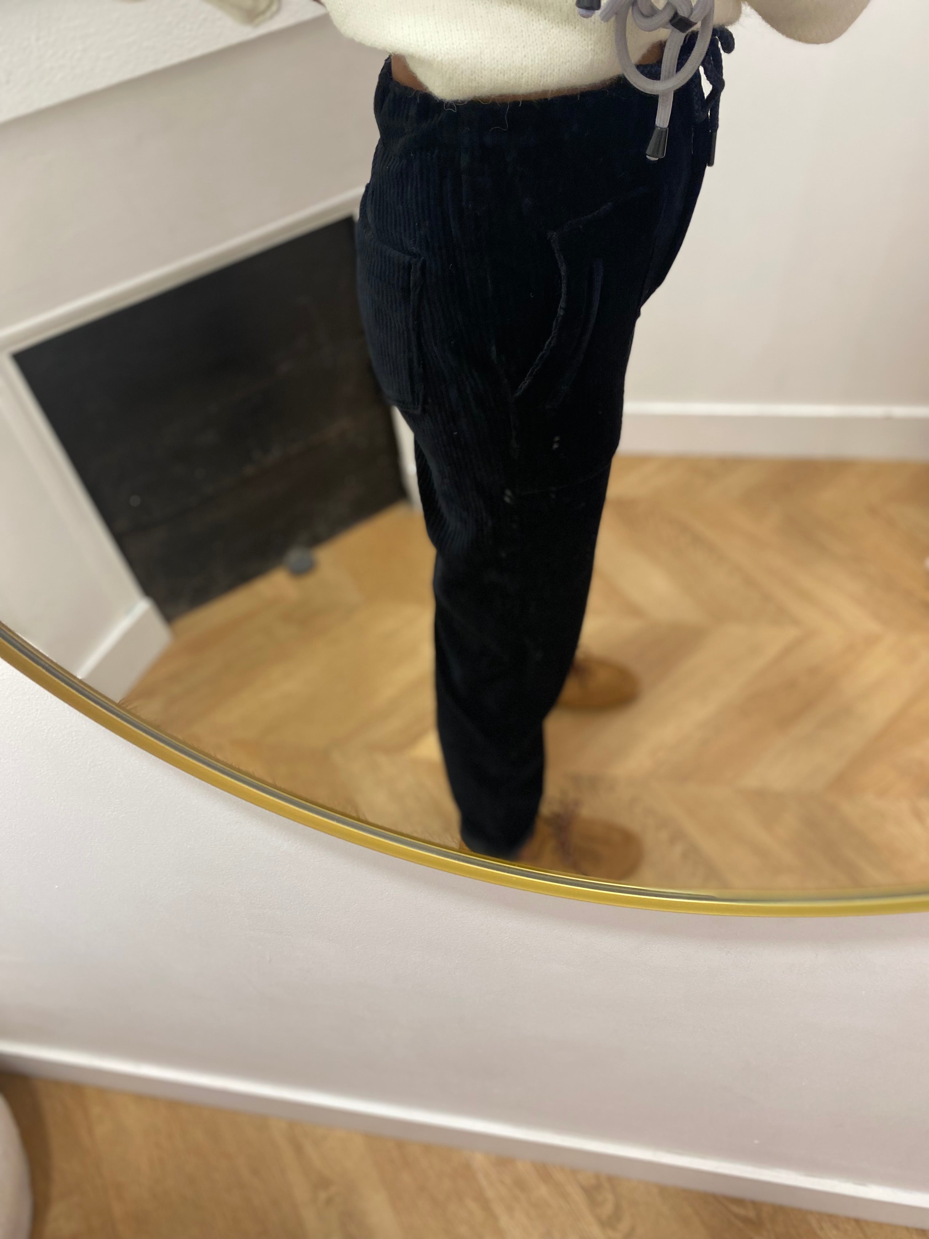 Pantalon Johanna C'EST BEAU LA VIE noir – vue de profil en velours côtelé