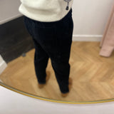 Pantalon Johanna C'EST BEAU LA VIE noir – porté de dos avec poches arrière