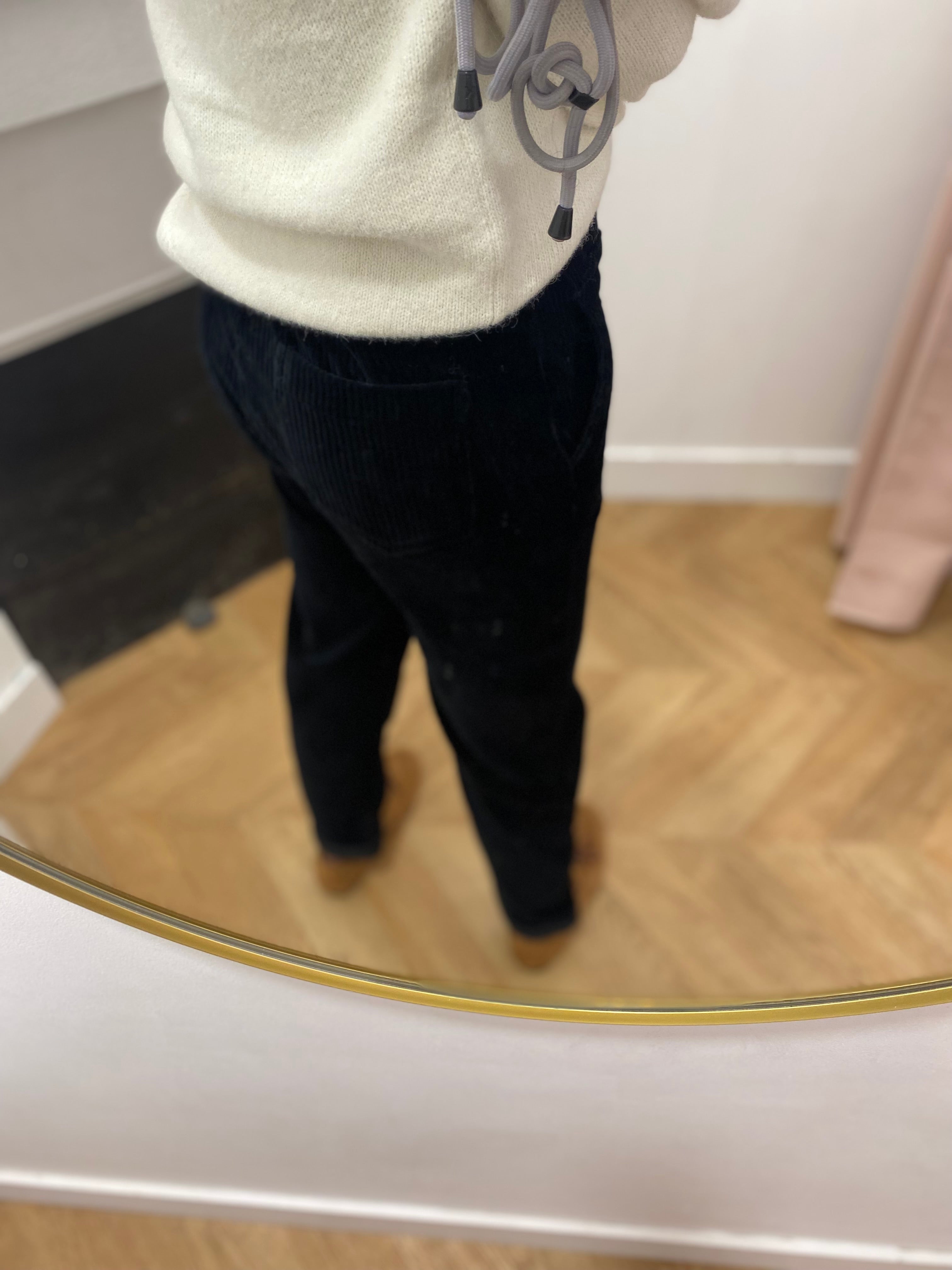 Pantalon Johanna C'EST BEAU LA VIE noir – porté de dos avec poches arrière