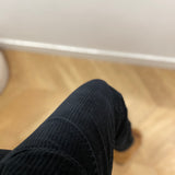 Pantalon Johanna C'EST BEAU LA VIE noir – détail du velours côtelé