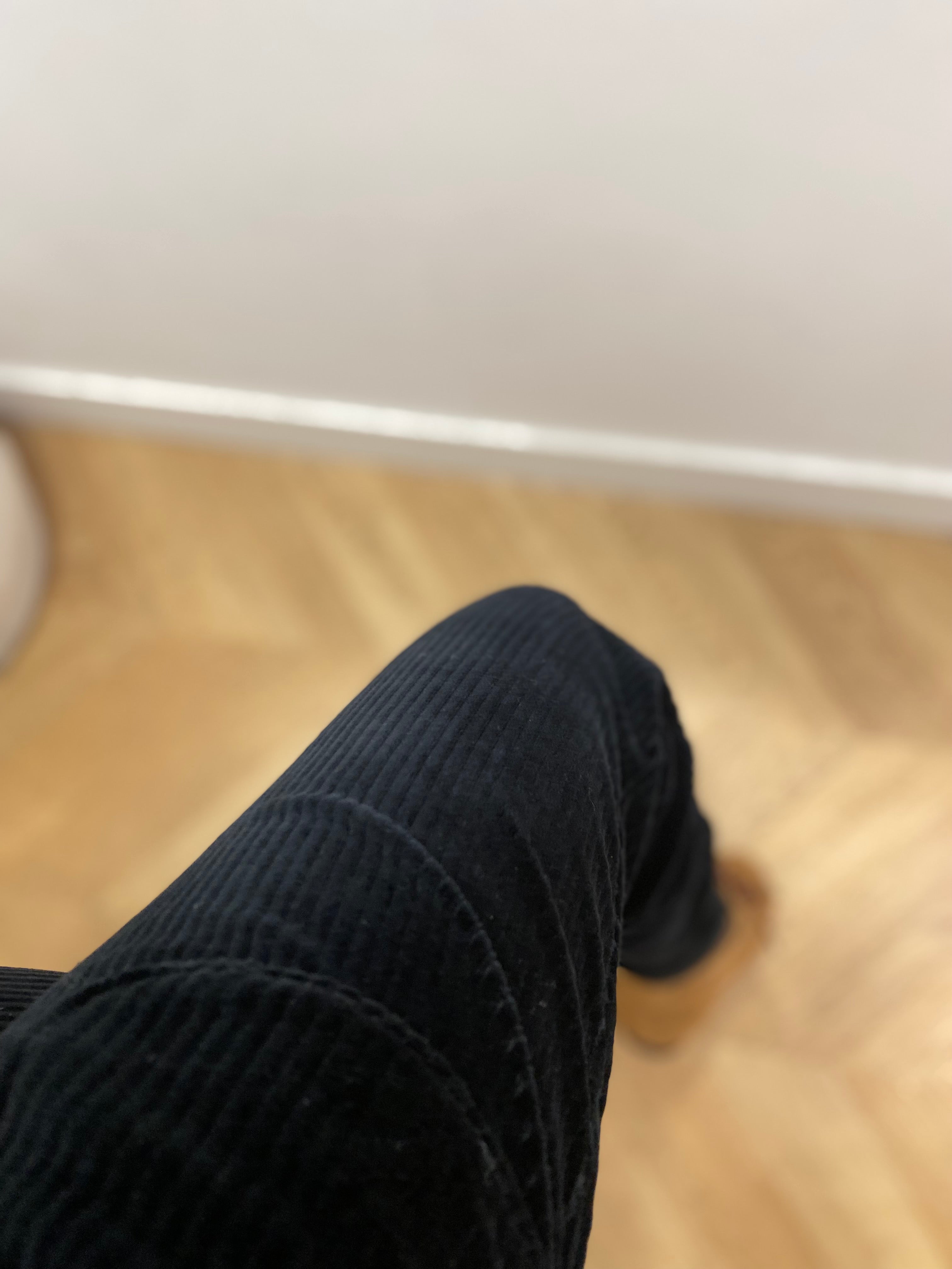 Pantalon Johanna C'EST BEAU LA VIE noir – détail du velours côtelé