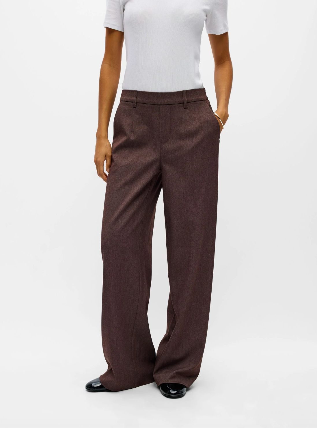 Pantalon large OBJLISA OBJECT Chocolate Plum – porté de face
