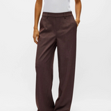 Pantalon large OBJLISA OBJECT Chocolate Plum – porté de face