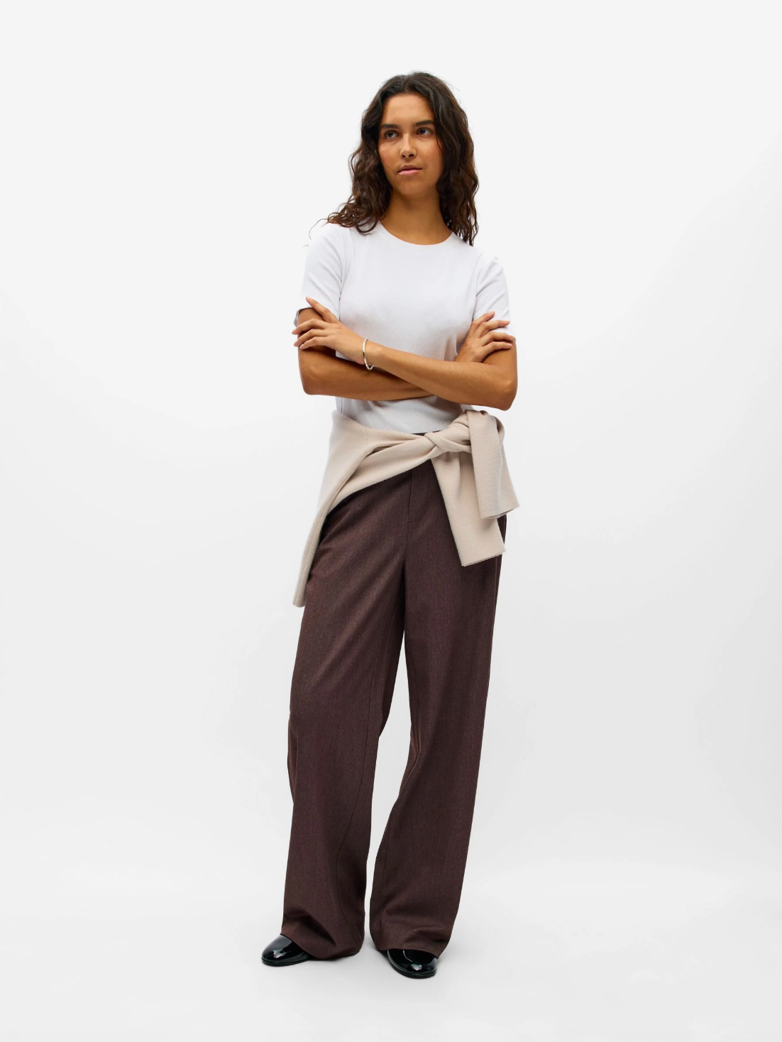 Pantalon large OBJLISA OBJECT Chocolate Plum – porté de face avec maille nouée