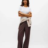 Pantalon large OBJLISA OBJECT Chocolate Plum – porté de face avec maille nouée