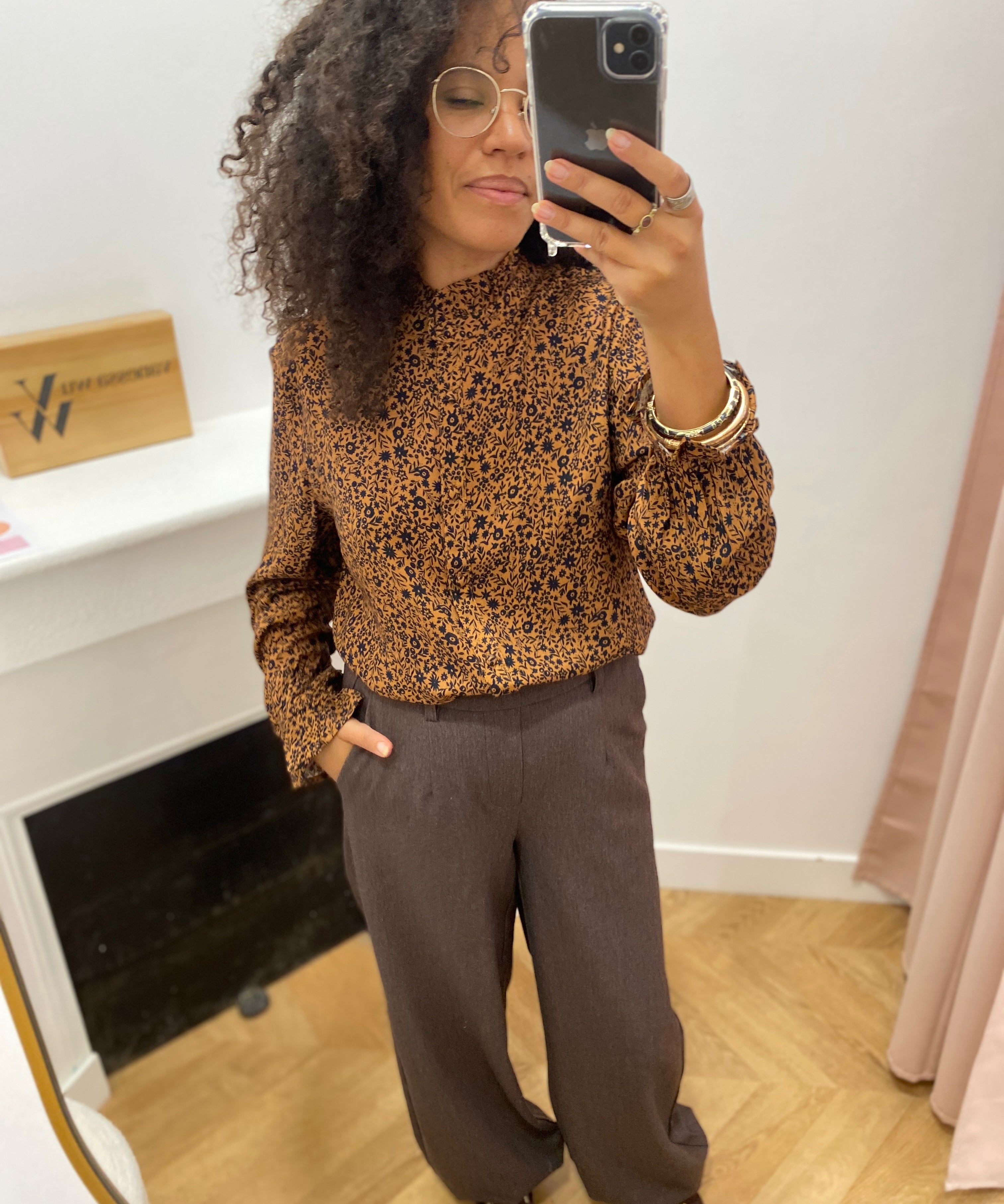 Pantalon large OBJLISA OBJECT Chocolate Plum – porté en boutique avec chemisier imprimé