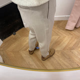 Pantalon slim OBJLISA OBJECT Humus – vue portée de trois quarts arrière et détail poche.