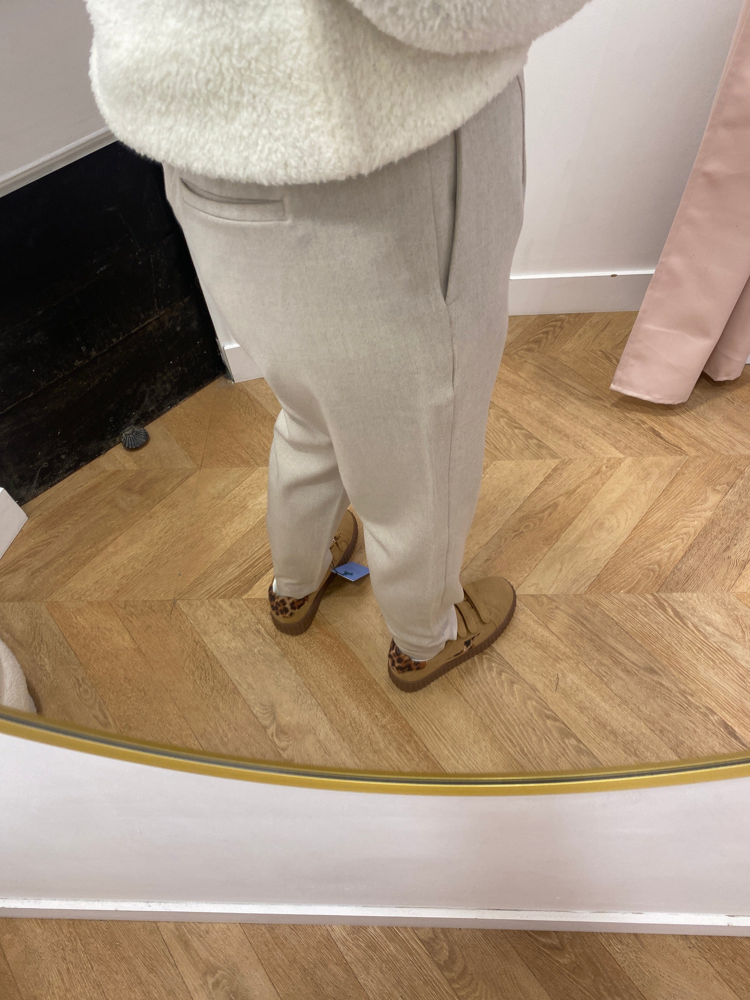 Pantalon slim OBJLISA OBJECT Humus – vue portée de trois quarts arrière et détail poche.