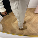 Pantalon slim OBJLISA OBJECT Humus – vue de profil et détail de la coupe fuselée