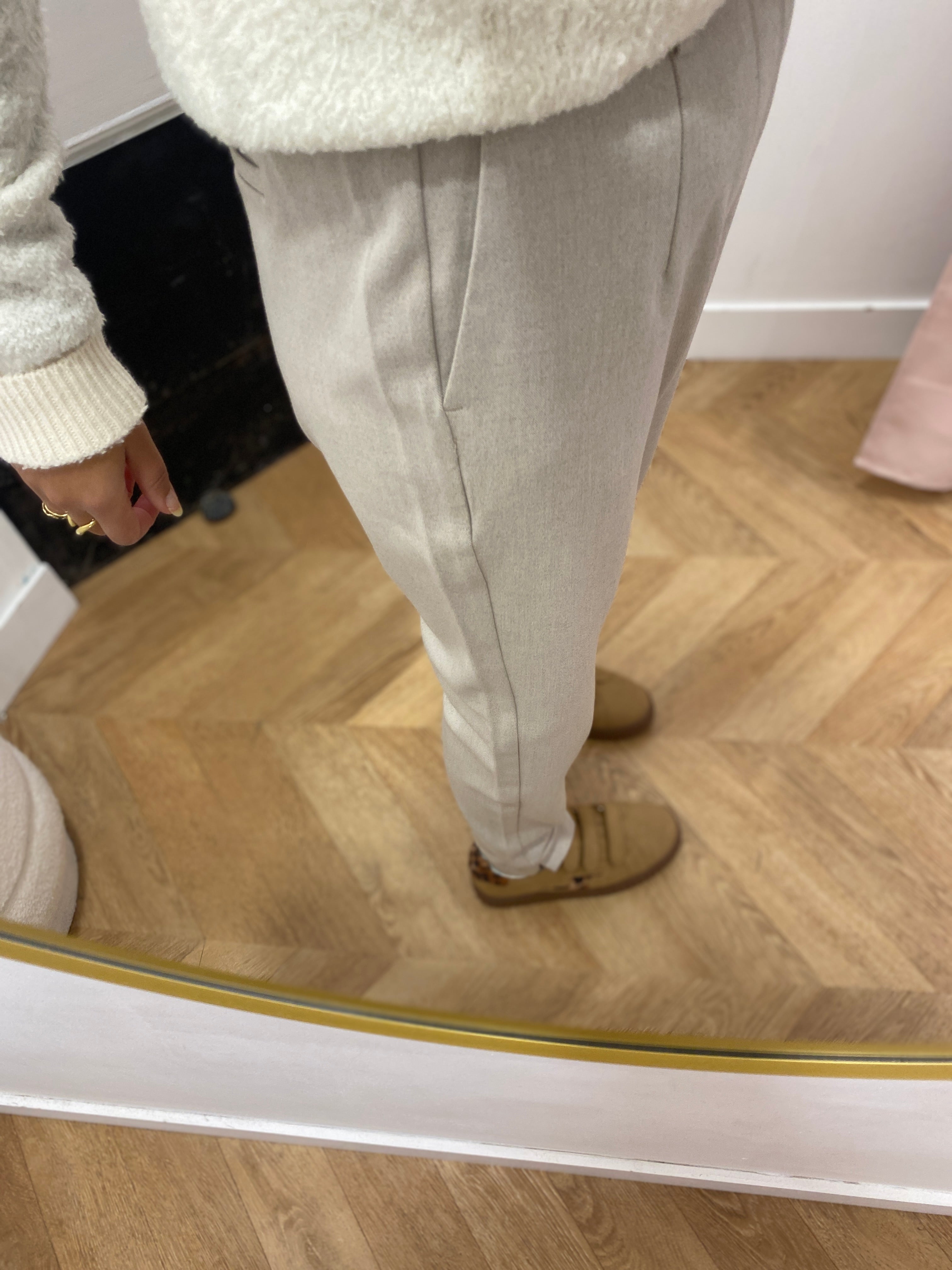 Pantalon slim OBJLISA OBJECT Humus – vue de profil et détail de la coupe fuselée