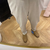 Pantalon slim OBJLISA OBJECT Humus – vue portée de face avec baskets camel