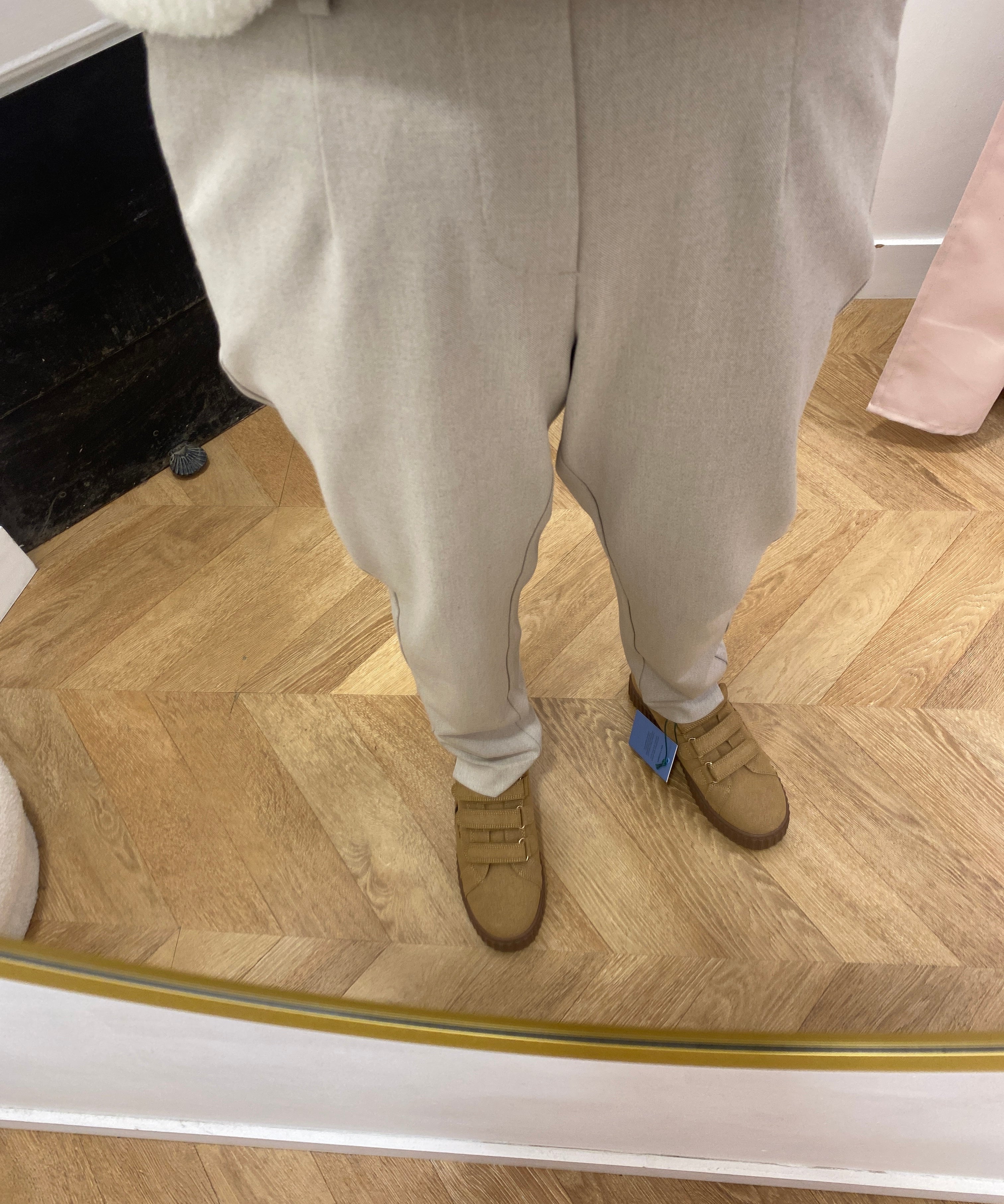 Pantalon slim OBJLISA OBJECT Humus – vue portée de face avec baskets camel