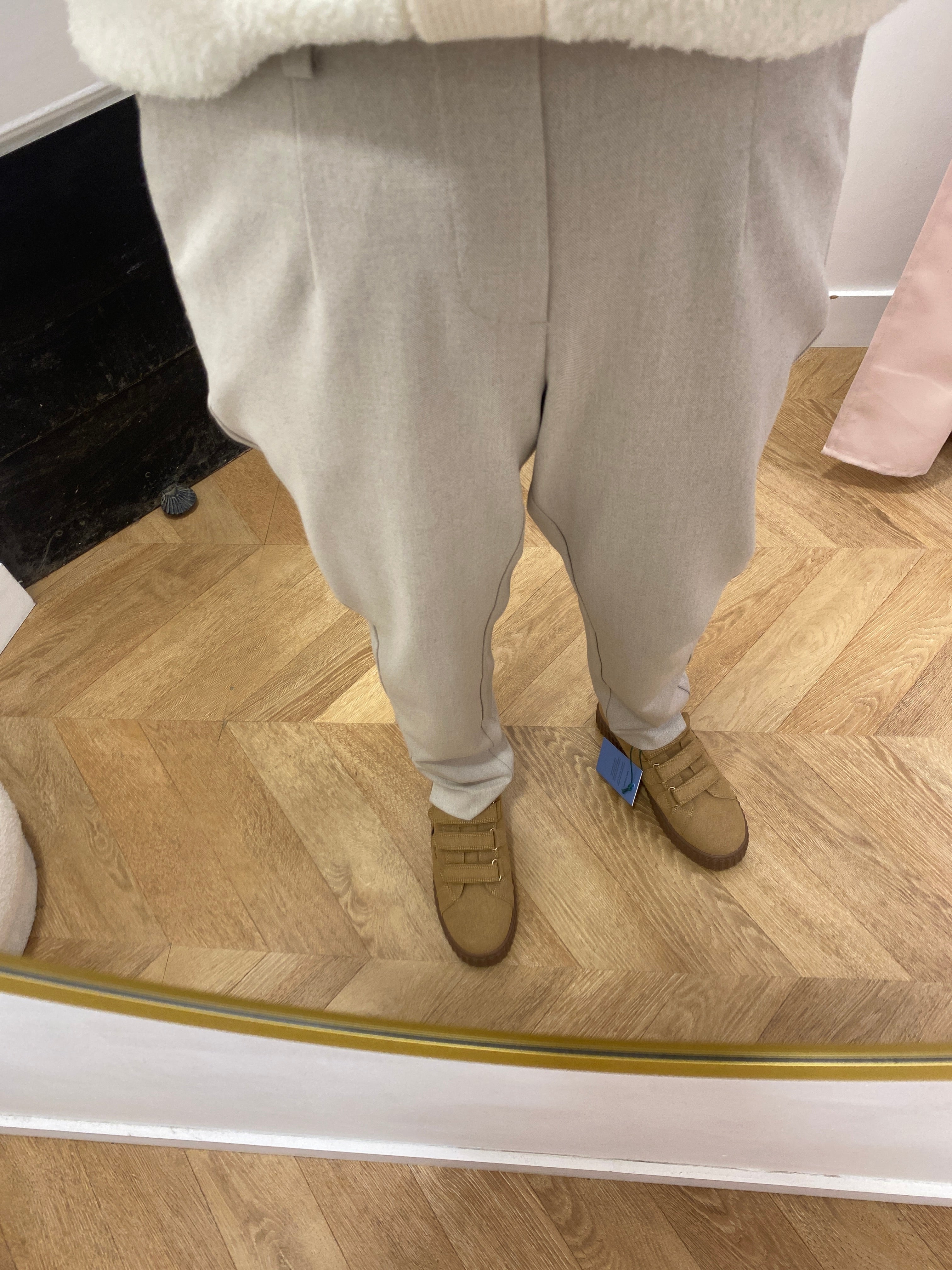 Pantalon slim OBJLISA OBJECT Humus – vue portée de face avec baskets camel