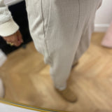 Pantalon slim OBJLISA OBJECT Humus – détail taille élastiquée au dos et poche passepoilée