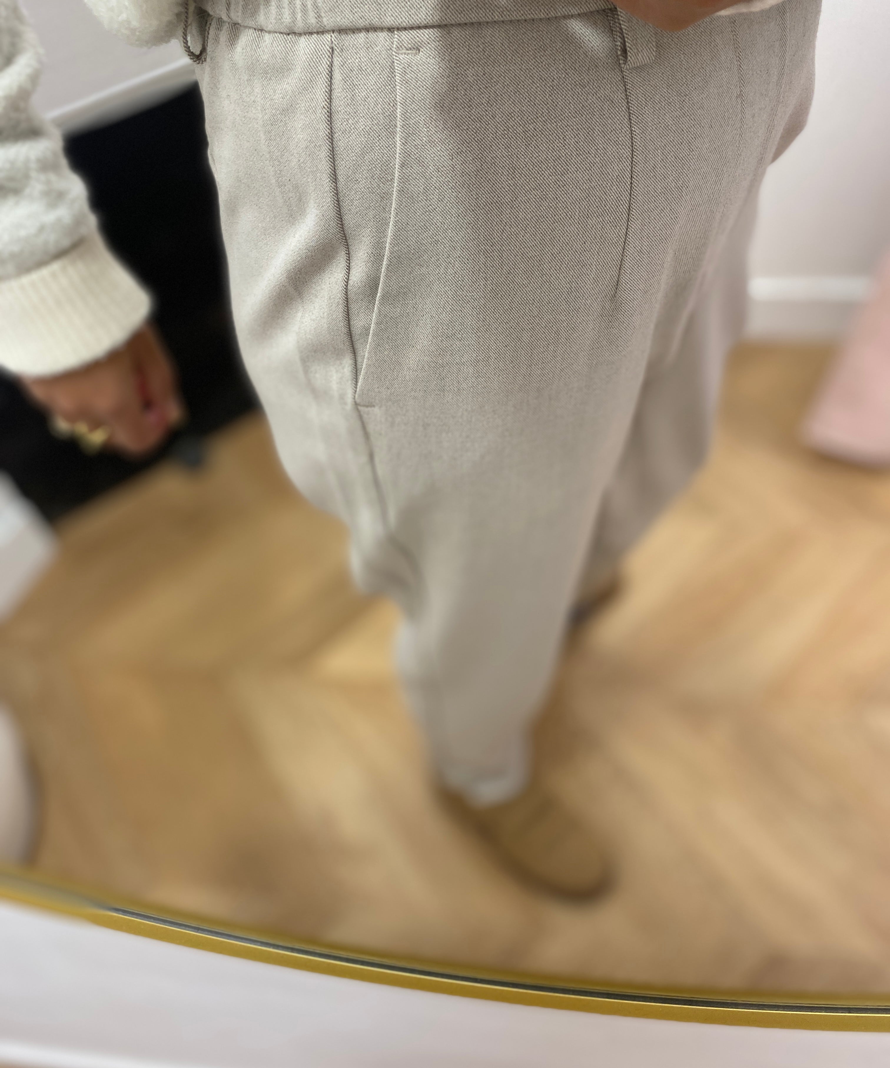 Pantalon slim OBJLISA OBJECT Humus – détail taille élastiquée au dos et poche passepoilée