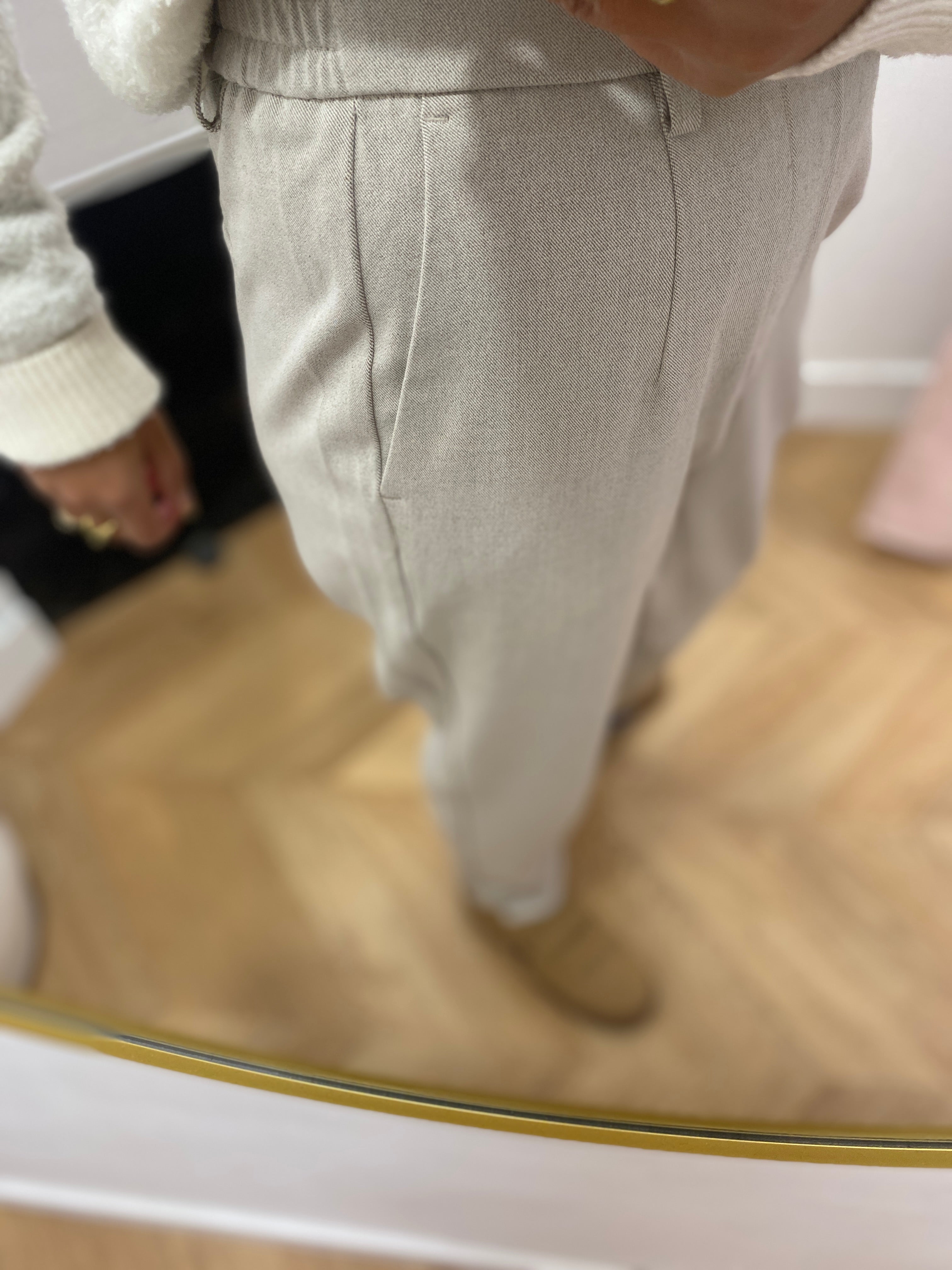 Pantalon slim OBJLISA OBJECT Humus – détail taille élastiquée au dos et poche passepoilée