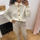 Pantalon slim OBJLISA OBJECT Humus – porté avec cardigan écru et baskets camel