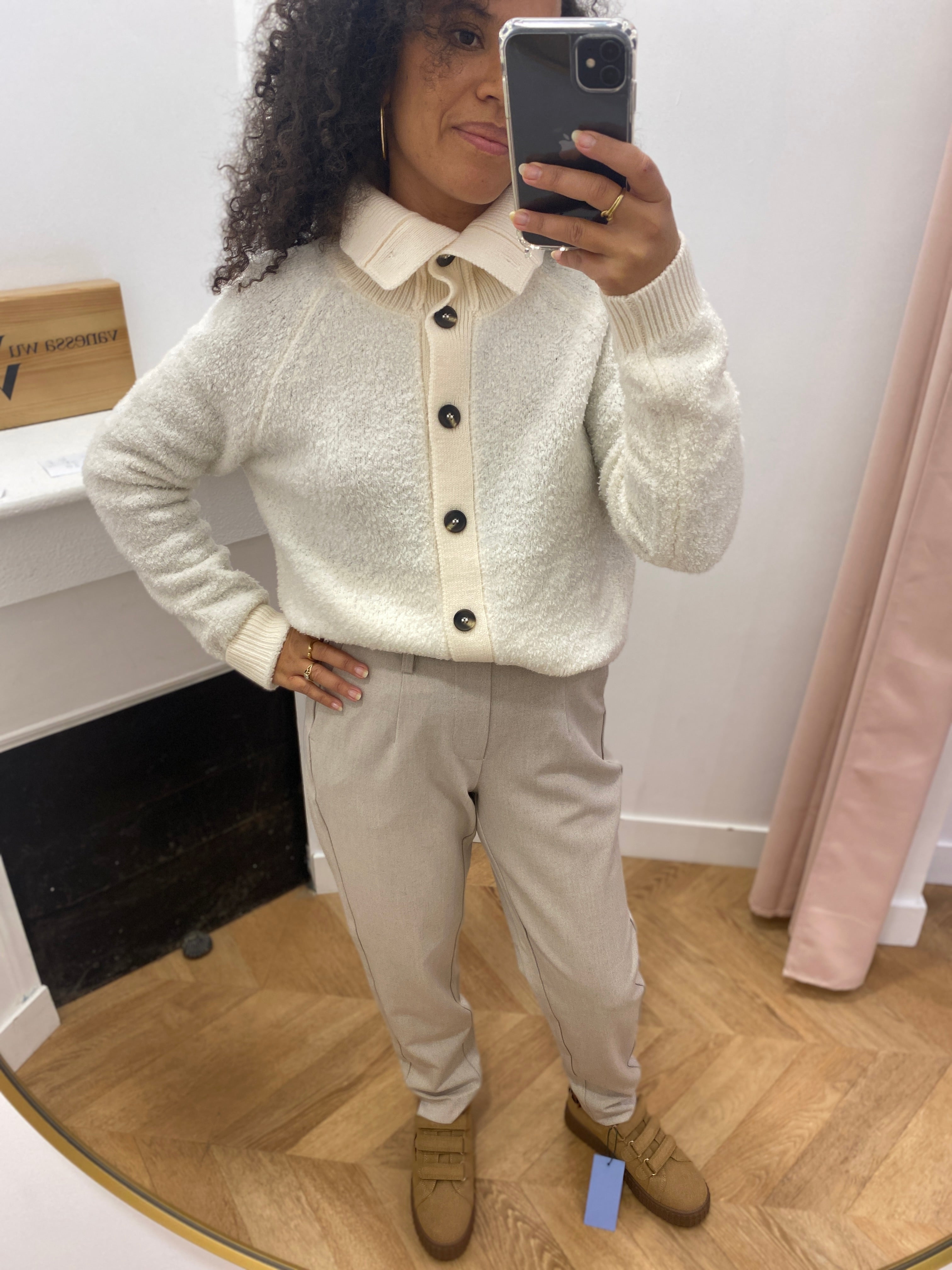 Pantalon slim OBJLISA OBJECT Humus – porté avec cardigan écru et baskets camel