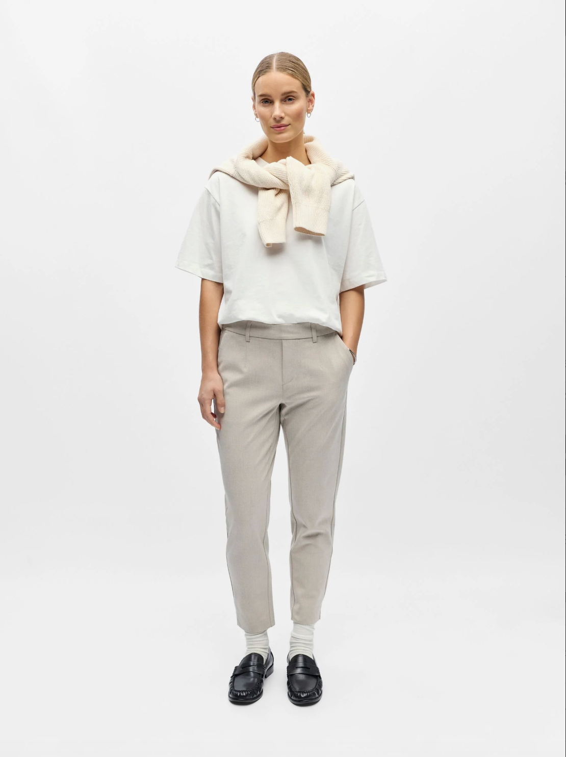 Pantalon slim OBJLISA OBJECT beige Humus – porté de face avec tee-shirt blanc et mocassins noirs