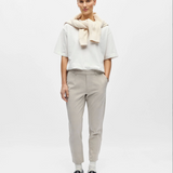 Pantalon slim OBJLISA OBJECT beige Humus – porté de face avec tee-shirt blanc et mocassins noirs