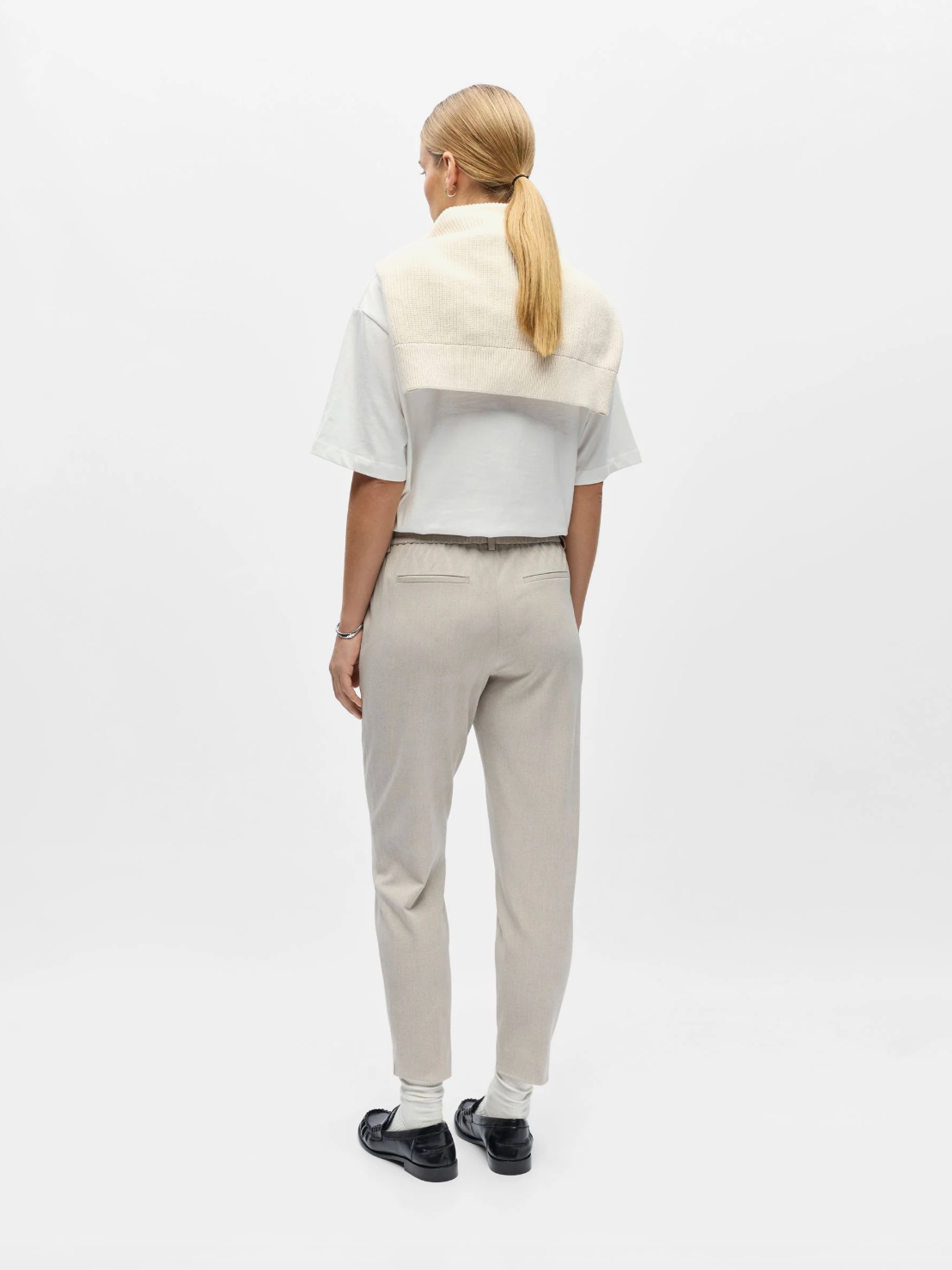 Pantalon slim OBJLISA OBJECT Humus – vue de dos avec taille élastiquée et fausses poches passepoilées