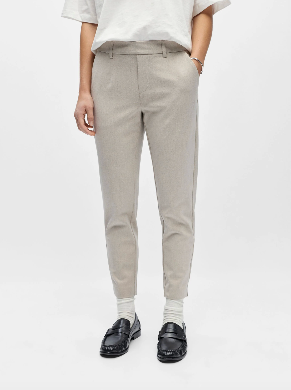 Pantalon slim OBJLISA OBJECT beige grisé – coupe fuselée et longueur cheville