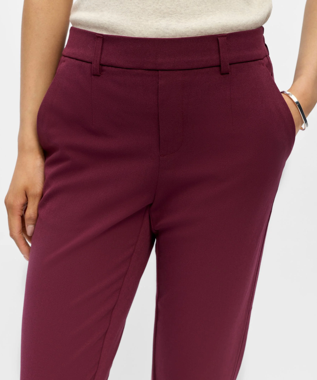 Pantalon slim ObjLisa OBJECT bordeaux – détail taille et poches