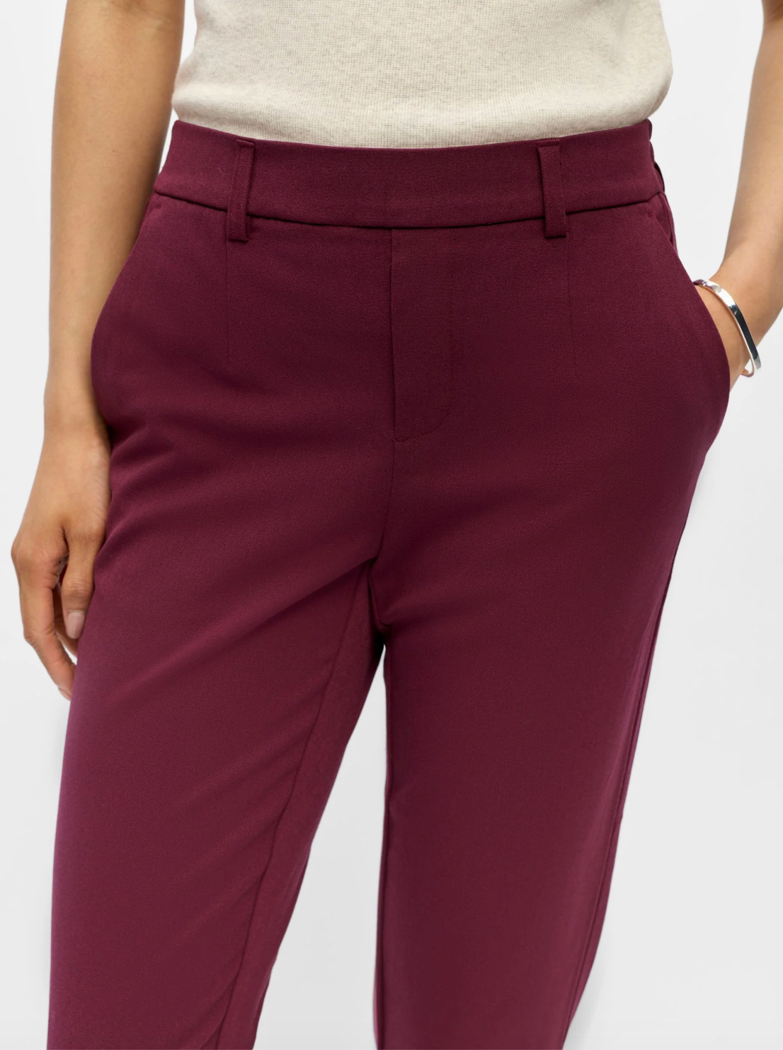 Pantalon slim ObjLisa OBJECT bordeaux – détail taille et poches