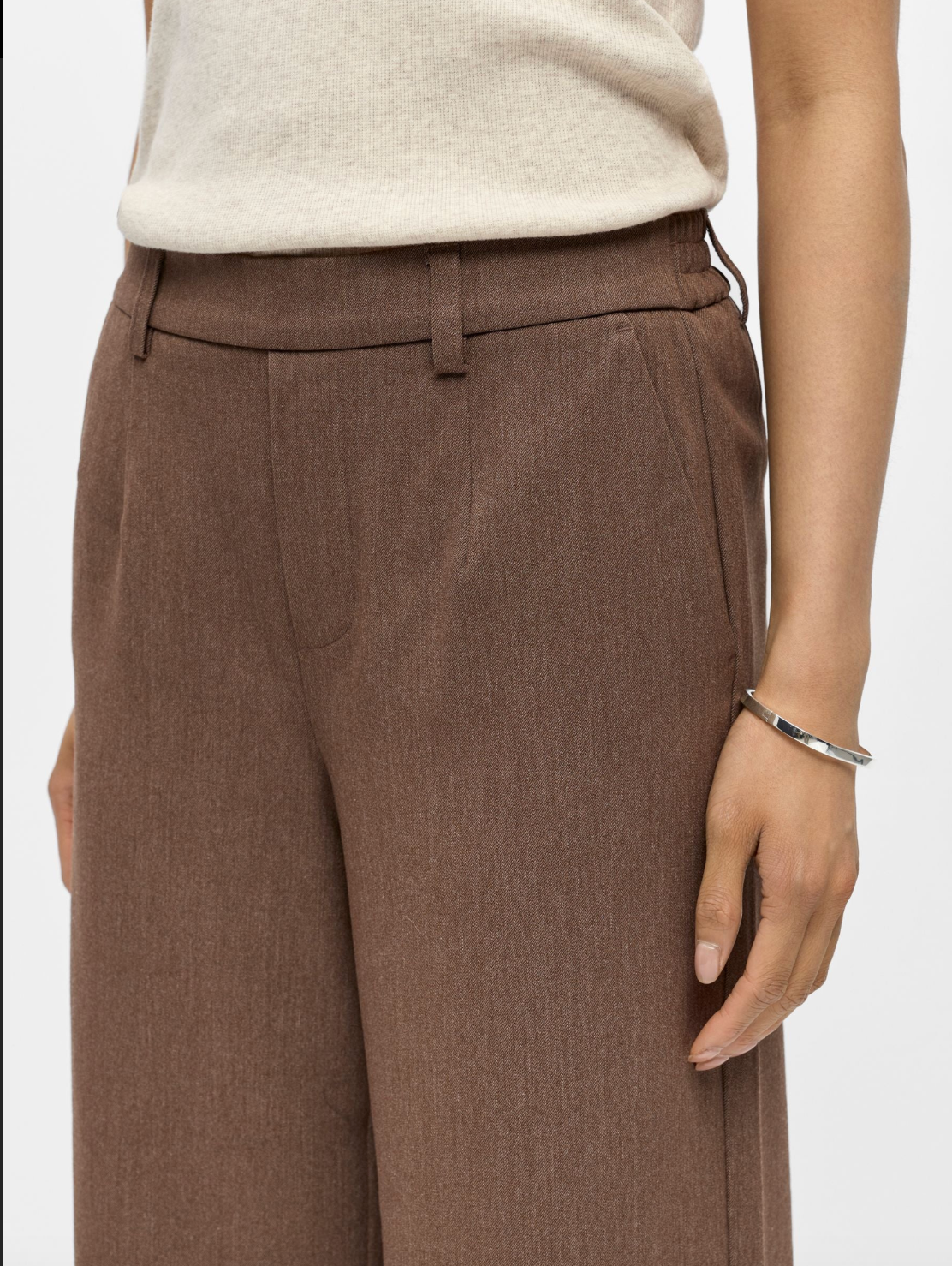 Pantalon large OBJLISA OBJECT Carafe – détail taille et plis devant
