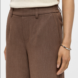 Pantalon large OBJLISA OBJECT Carafe – détail taille et plis devant