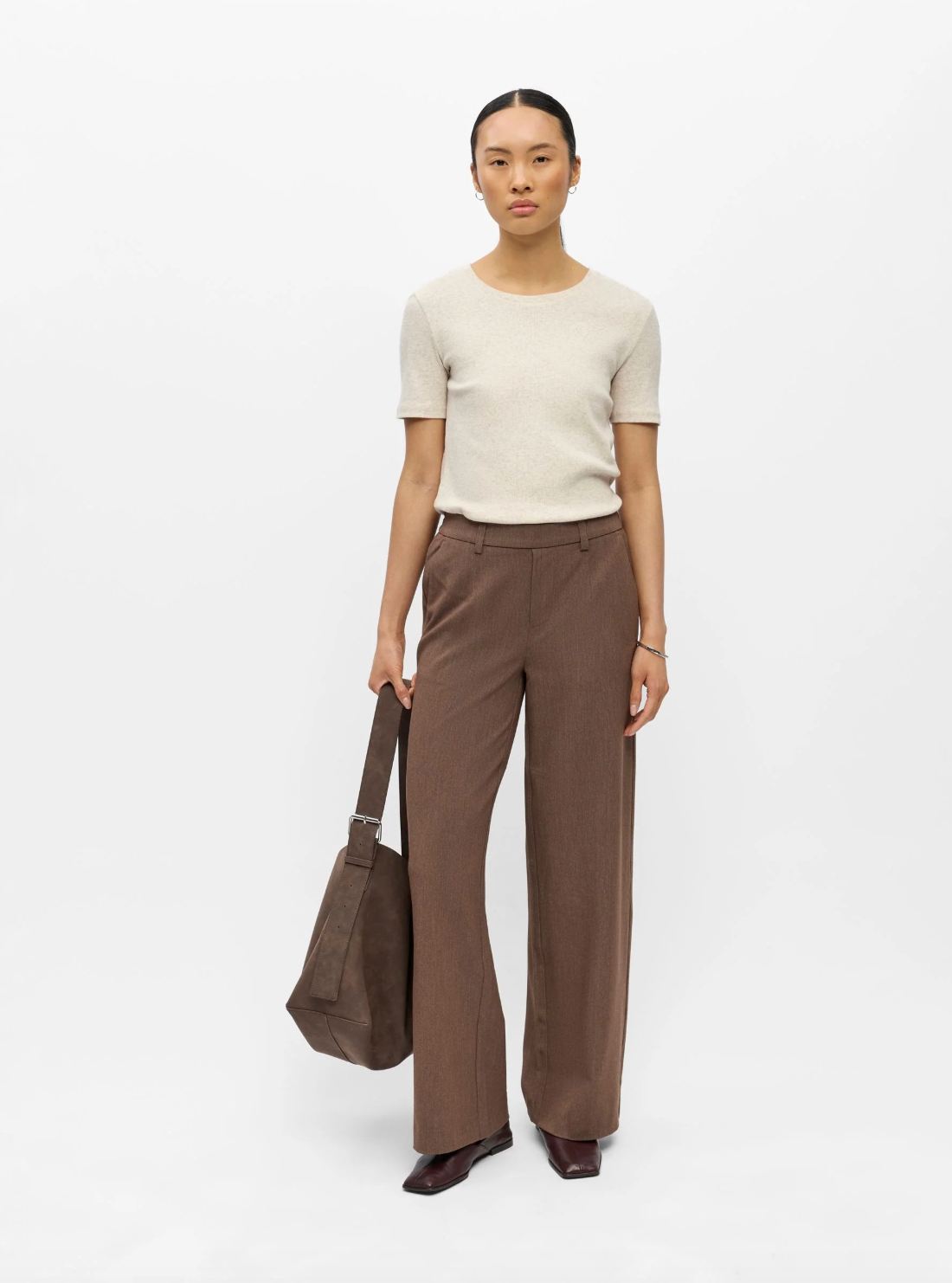 Pantalon large OBJLISA OBJECT Carafe – porté de face avec sac