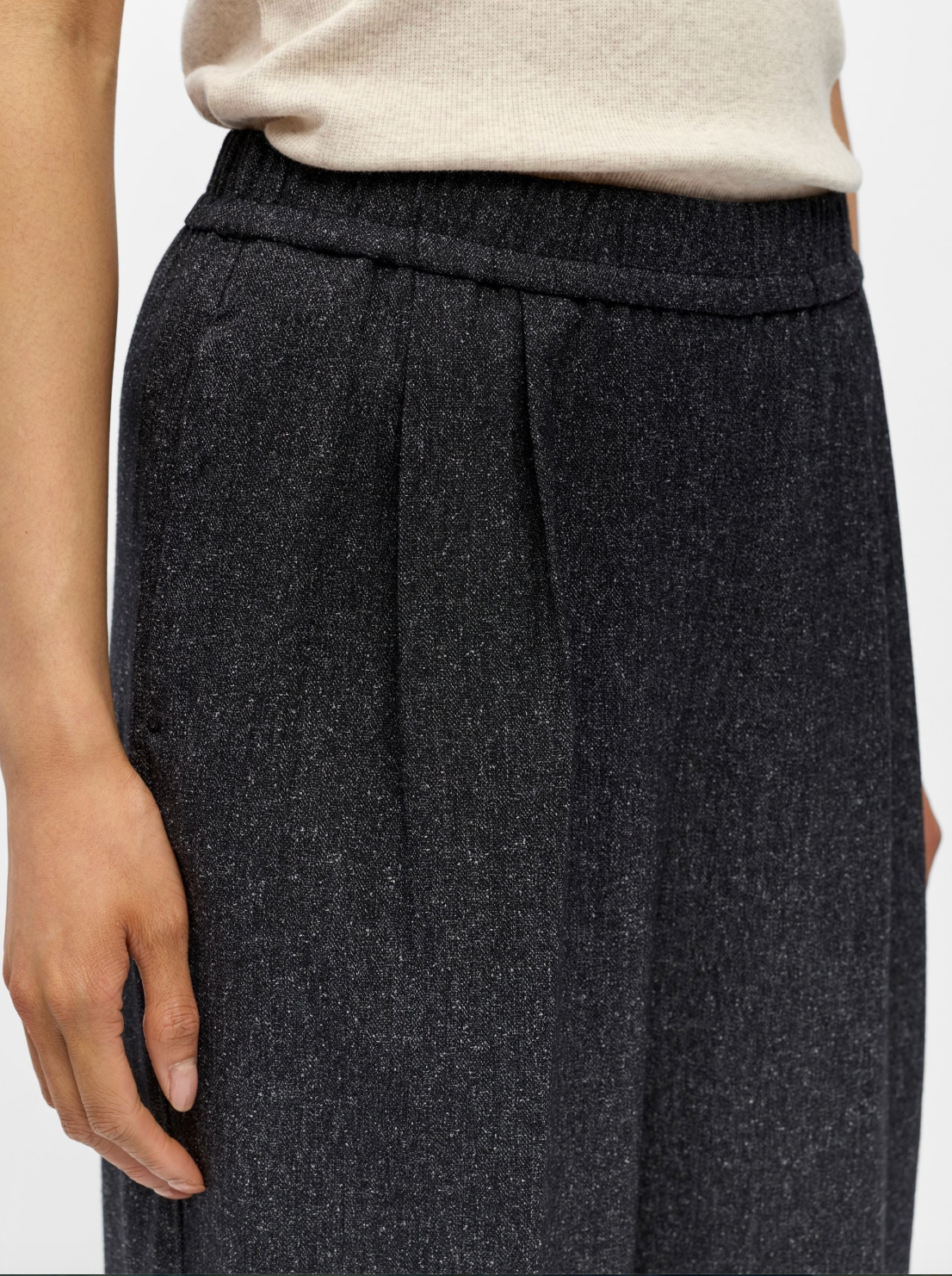 Pantalon large OBJSANJA OBJECT noir – détail taille élastiquée et plis devant